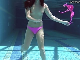 Sexy Swimming Damsel Jessica Lincoln Shows Striptease Under The Water