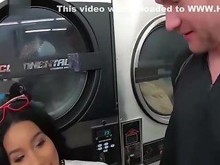 Unexperienced Black Teenager Thickum Fucked By Milky Stud Stranger In Laundromat